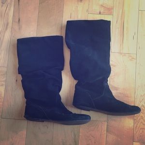 Black slouchy winter boots